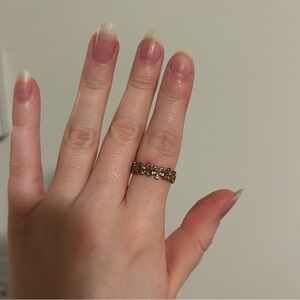 Pandora daisy flower ring in size 6 gold plated some wear and tarnishing